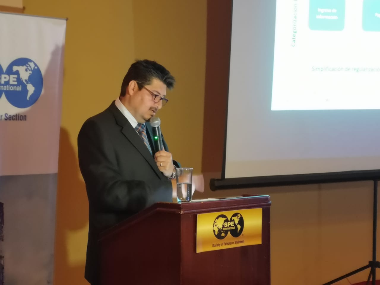 Ministro del Ambiente habló sobre las Perspectivas Ambientales en la Industria Petrolera y Minera del Ecuador